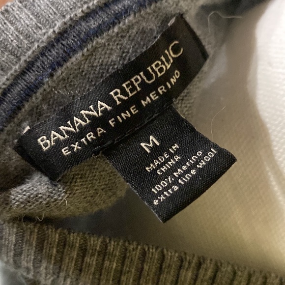 M - Banana Republic - Grey V neck pullover sweater - Picture 7 of 7